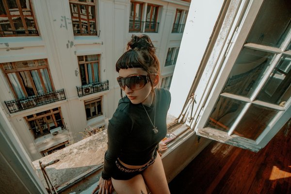 How are UK car manufacturers incorporating AI into their production processes?